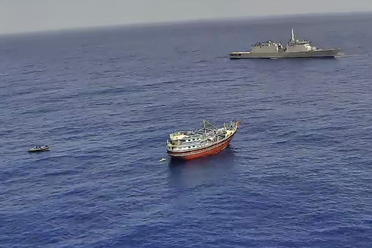 भारतीय नौसेना का अरब सागर में पराक्रम, समुद्री डाकुओं से छुड़वाए 23 पाकिस्तानी
और ईरानी नाव