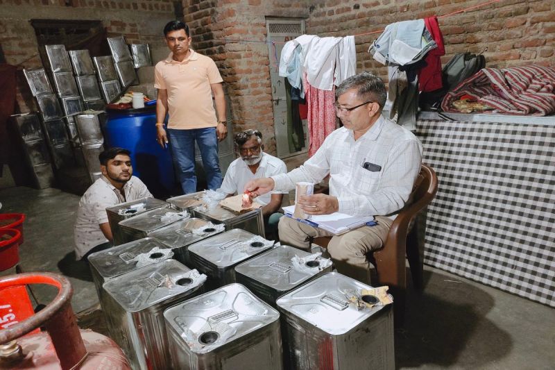 घी में मिलावट का अंदेशा, 29 पीपों व दो ड्रमों में भरा 600 किलो घी जब्त, जांच के लिए सेम्पल भेजे जोधपुर
