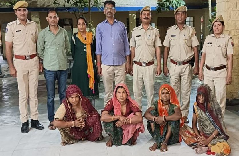 दुकान से जेवर चुराकर ट्रेन से भागी चारों महिलाएं, कोटा-बारां से पकड़ा