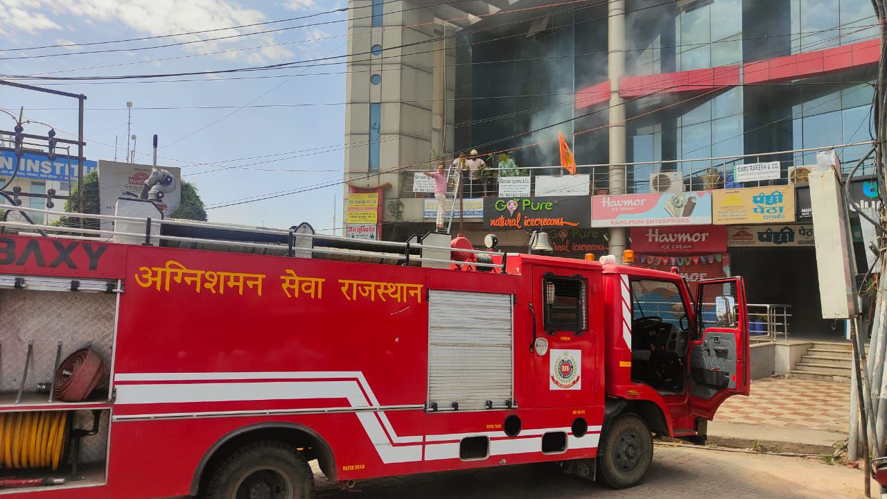 अलवर के सिटी सेंटर मॉल में लगी भीषण आग….देखें वीडियो