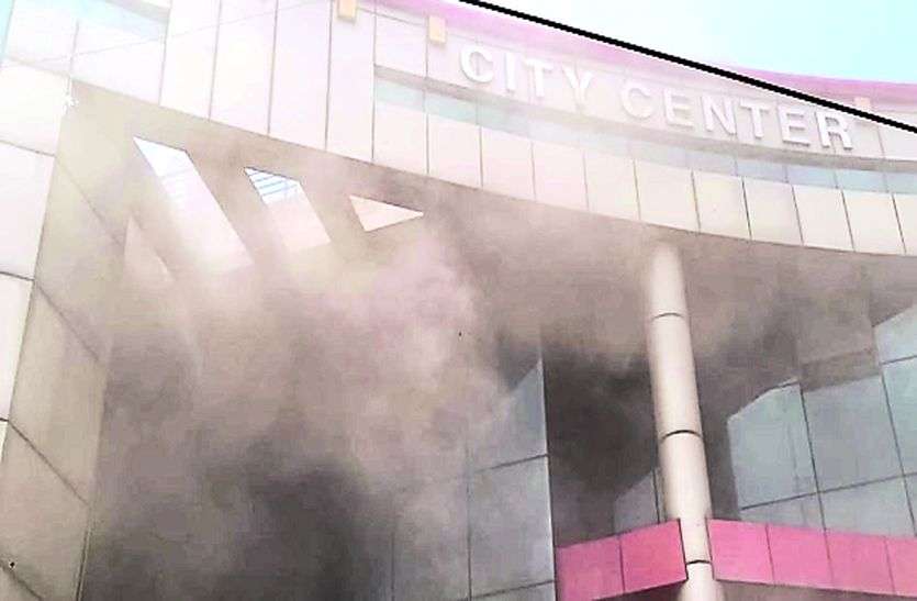 मॉल में लगी आग… जल गया ऑफिस … देखें फोटो गैलेरी…