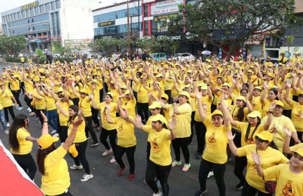 सिंधी गानों के बजते ही लोगो का जुनून देखते ही बन रहा था । थोड़े देर बाद दौड़ शुरू हुई, जो मरीन ड्राइव से घड़ी चौक होकर वापस मरीन ड्राइव आई।