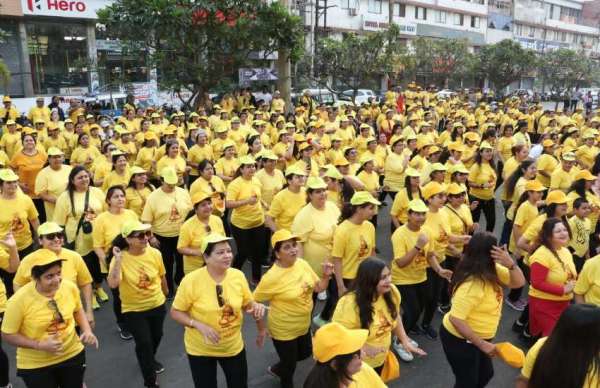 कार्यकम के पहले झूलेलाल साईं आरती की गई। प्रसाद वितरण के बाद सिंधी गानों पर जुंबा डांस किया गया। 