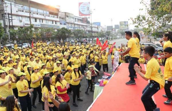 एक दौड़ झूलेलाल साईं के नाम मरीन ड्राइव पर आयोजित किया गया। जिसमे 1000 से ज्यादा पुरुष ,महिलाओं और बच्चों ने अपनी भागीदारी दी। सभी लोग पीले रंग के परिधान में दिखाई दिए।