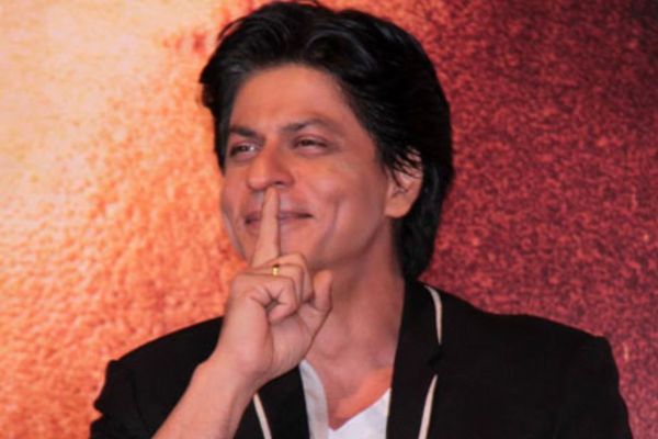 शाहरुख खान भी डबल मीनिंग जोक्स मारने में बिल्कुल नहीं कतराते हैं। एक्टर ने एक बार अपने बालों को लेकर एक गंदा जोक भी मारा था।