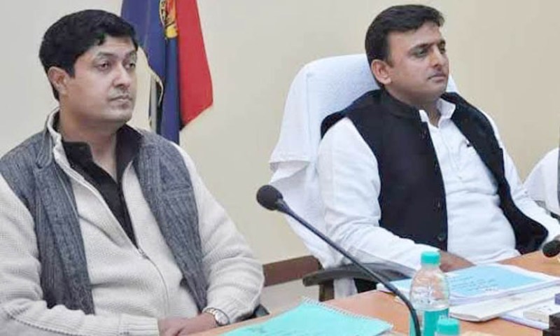 akhilesh_yadav_with_ujjaval_raman.jpg
