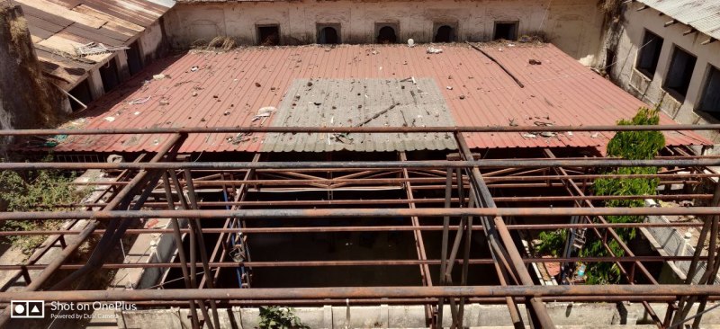 शासकीय फूल महल स्कूल के खतरनाक घोषित भवन में भी लगती है क्लासे