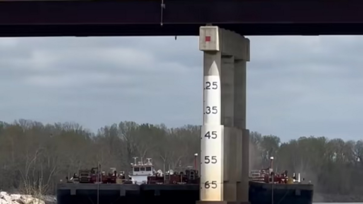 Viral Video: अमेरिका में मालवाहक बोट पुल से टकराई