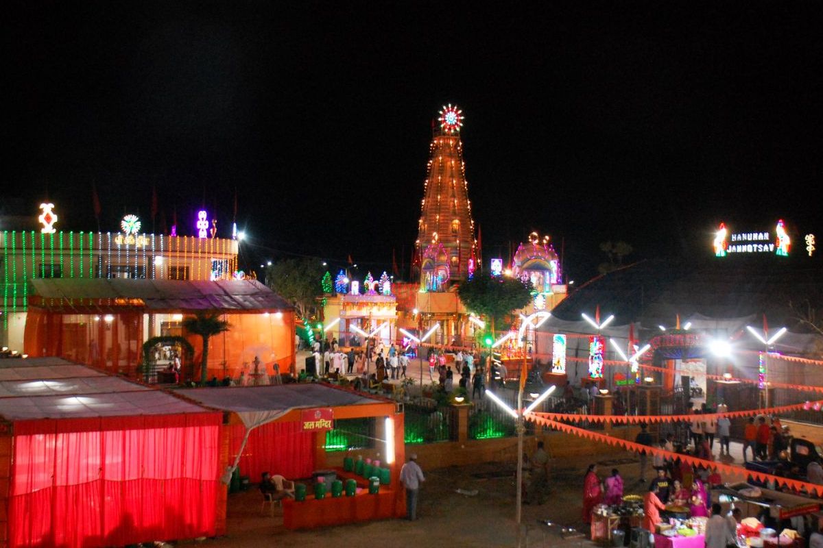 Hanuman Jayanti : रंग-बिरंगी रोशनी से जगमग बालाजी मंदिर