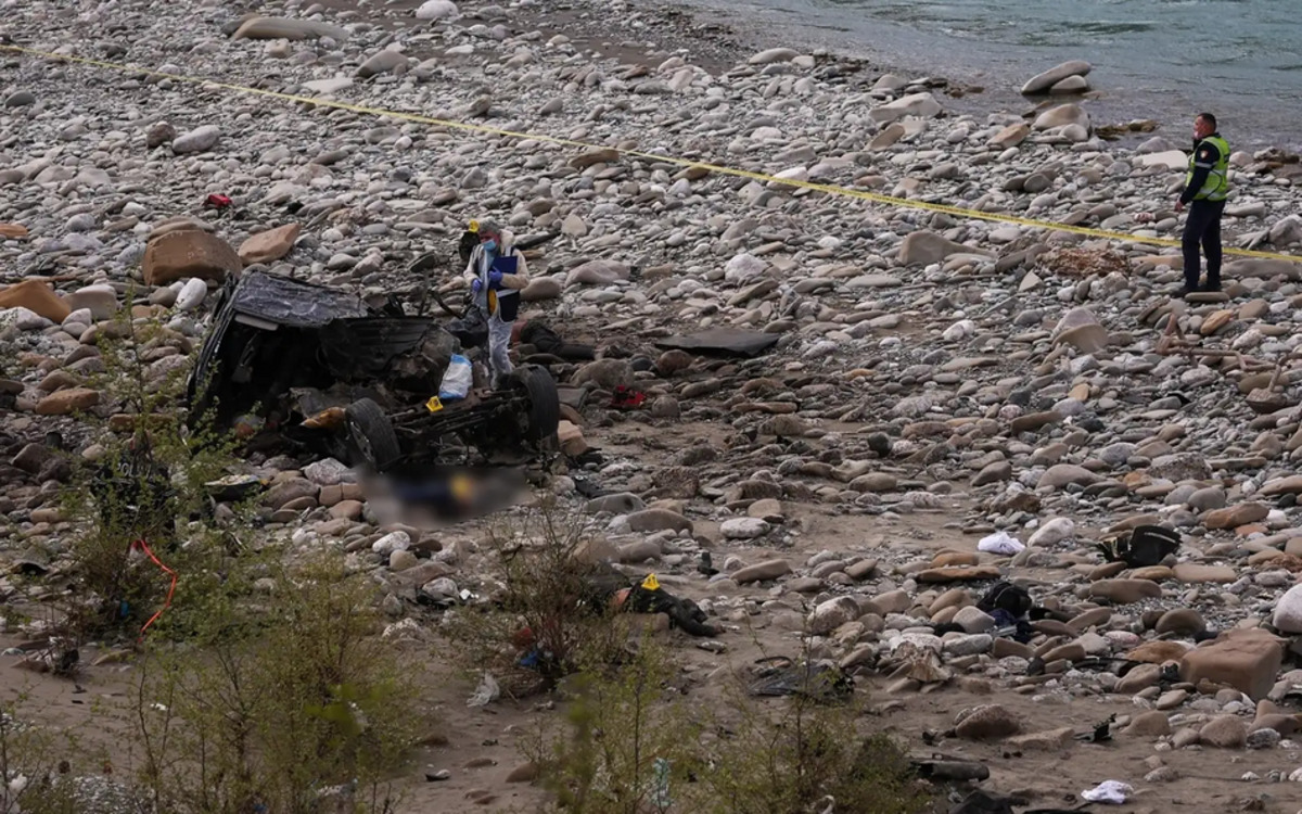 अल्बानिया में भीषण एक्सीडेंट, कार के नदी में गिरने से 8 लोगों की मौत