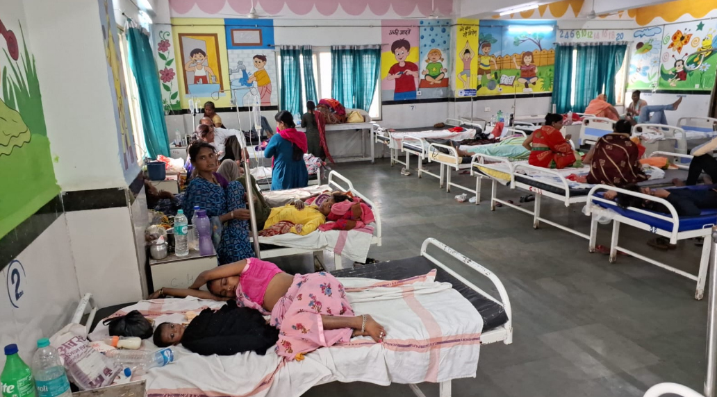 जिला अस्पताल के 50 बेड की क्षमता वाले बच्चा वार्ड में 120 बच्चे भर्ती