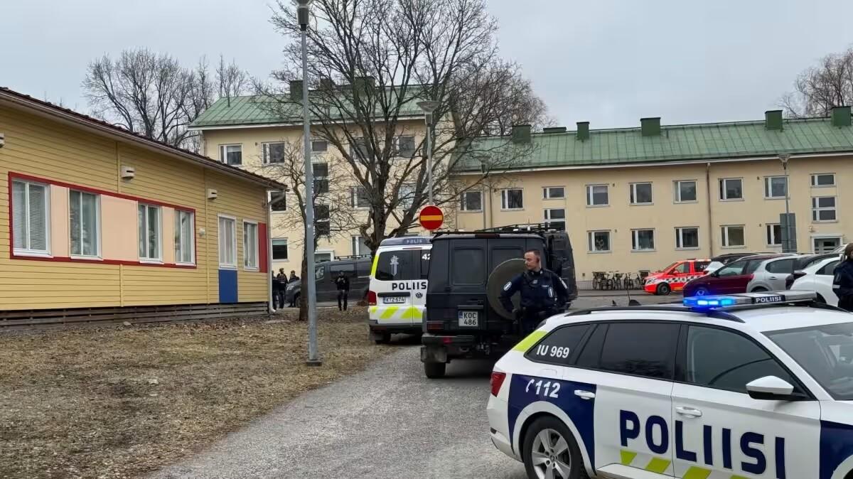 Finland School Shooting: 12 साल के बच्चे ने स्कूल में की गोलीबारी, 3 स्टूडेंट्स
घायल