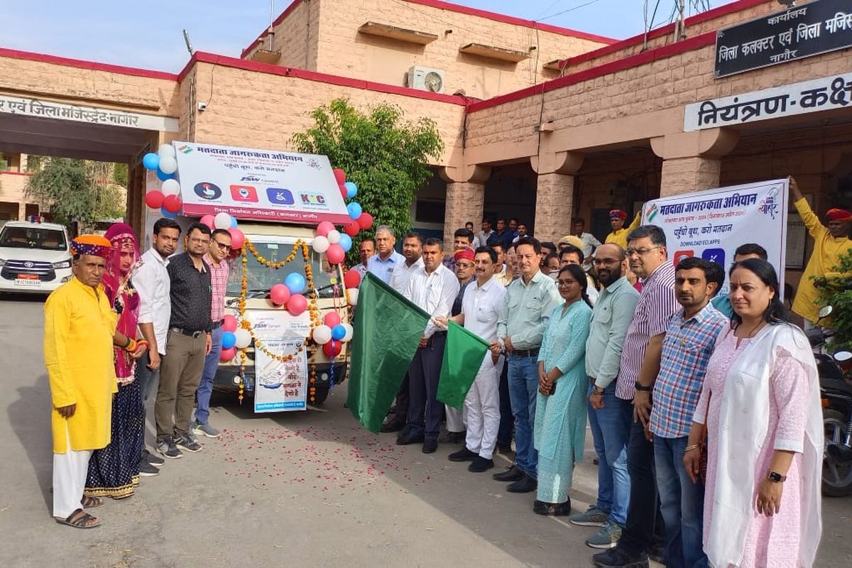 स्वीप रथ को कलक्टर ने दिखाई हरी झंडी