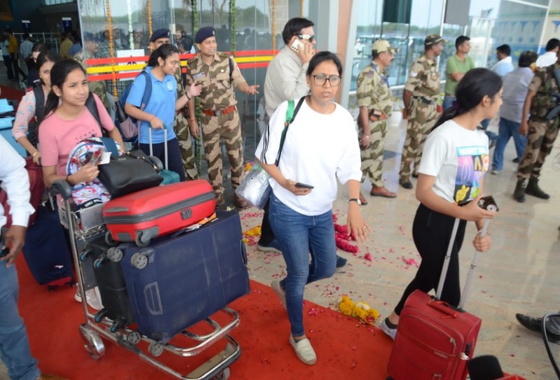 नए एयर टर्मिनल पर लैंड हुई पहली फ्लाइट दिल्ली से आए यात्रियों ने कहा- वाह... शानदार बिल्डिंग