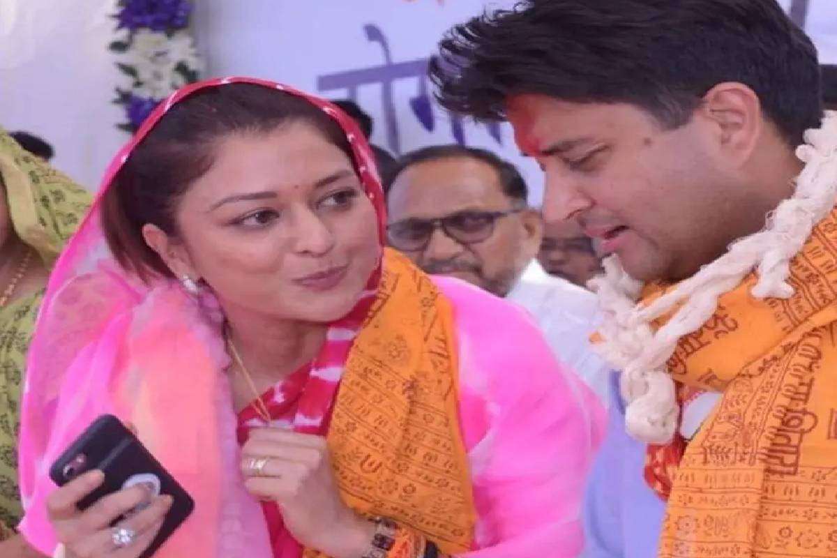 jyotiraditya_scindia_with_wife.jpg