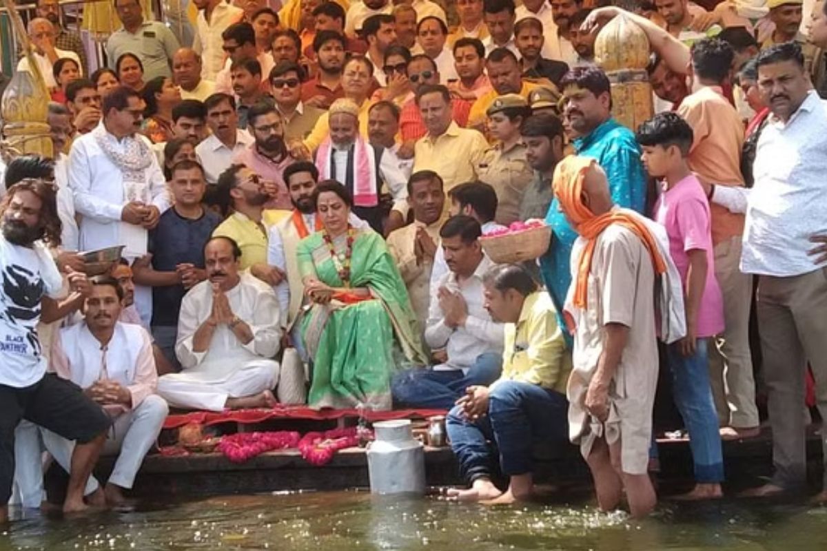 UP Lok Sabha Election 2024: नामांकन करने से पहले हेमा मालिनी ने की यमुना पूजा,
कल भरेंगी अपना पर्चा