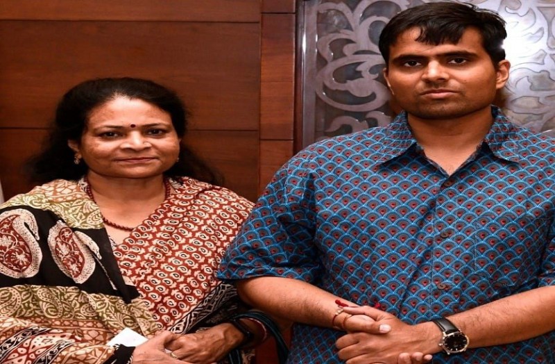 She News- छोड़ी सरकारी नौकरी, किया संघर्ष ,बेटे को बनाया रोल मॉडल