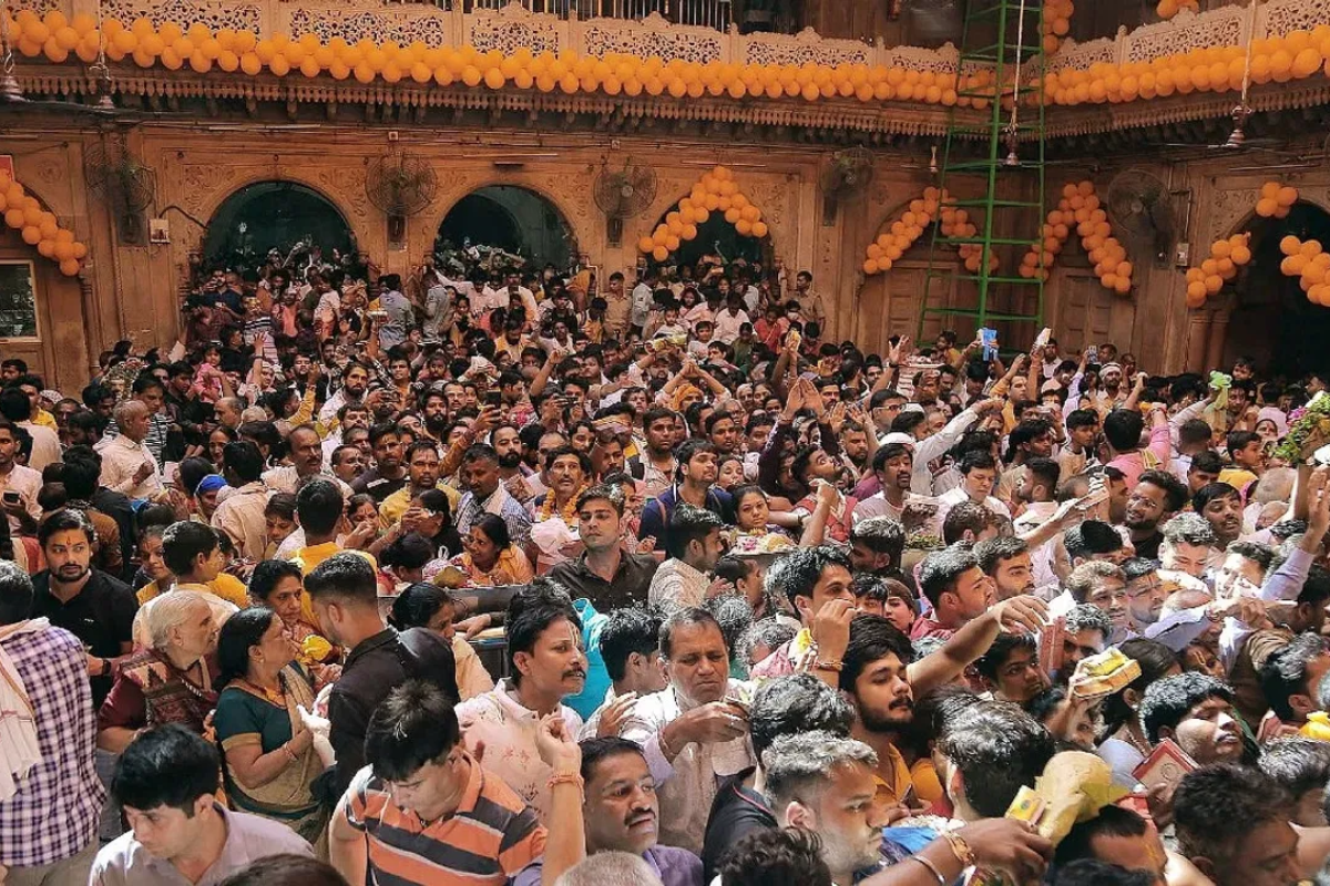 devotees_death_in__banke_bihari_mandir.png