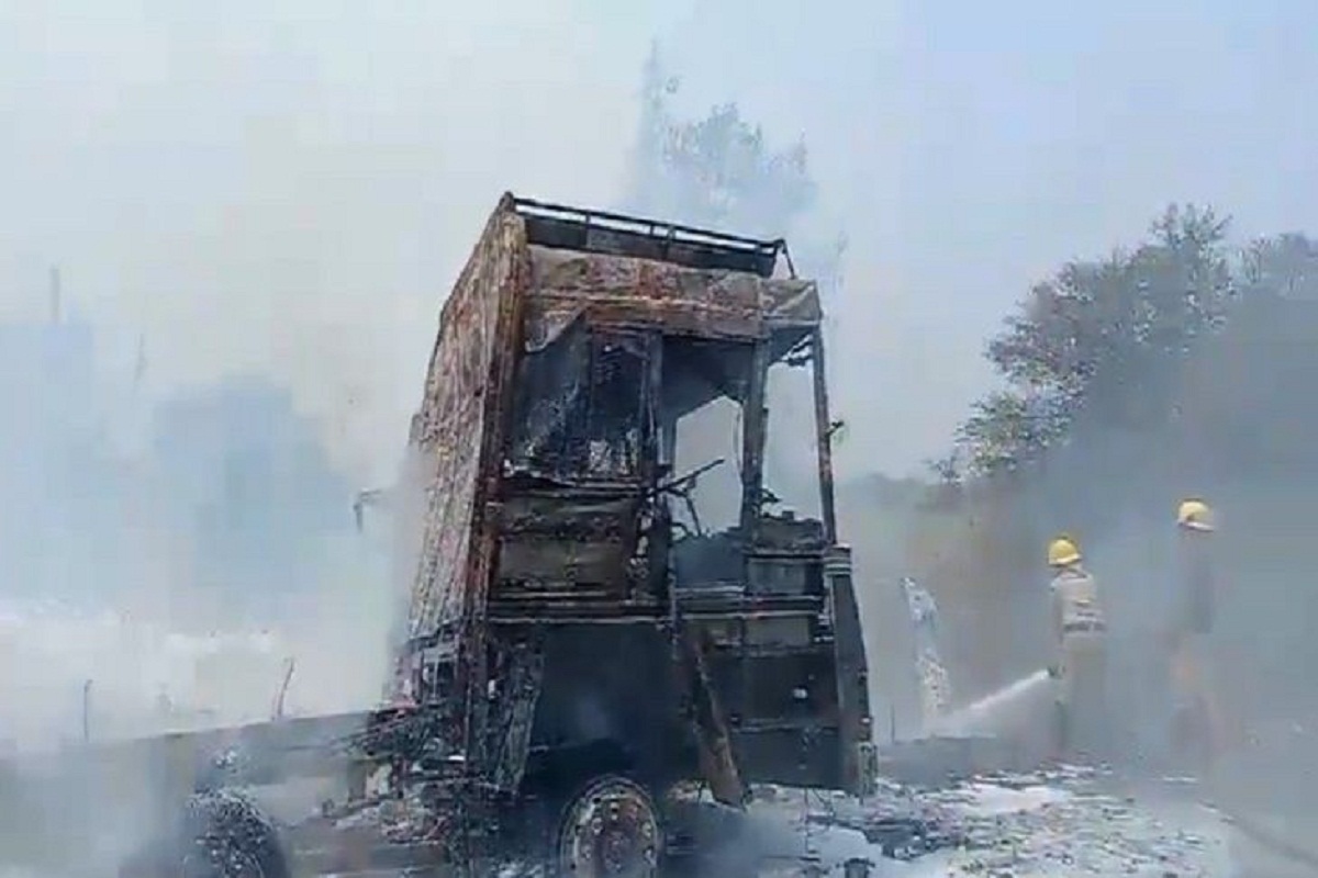 भिलाई में पटाखों से भरे ट्रक में लगी भीषण आग, खेत भी जलकर हुआ राख…घंटों तक हुई
आतिशबाजी
