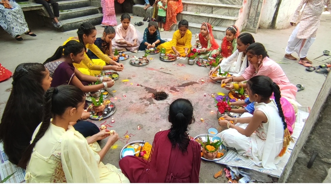 Video…गणगौर पूजा के लिए कन्याएं सिर पर ला रही सेवरे