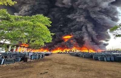 रायपुर के सीएसपीडीसीएल ट्रांसफॉर्मर गोदाम में भीषण आग, आसमान में छाया धुएं का गुबार, लपटें देख भागने लगे लोग, देखें फोटो