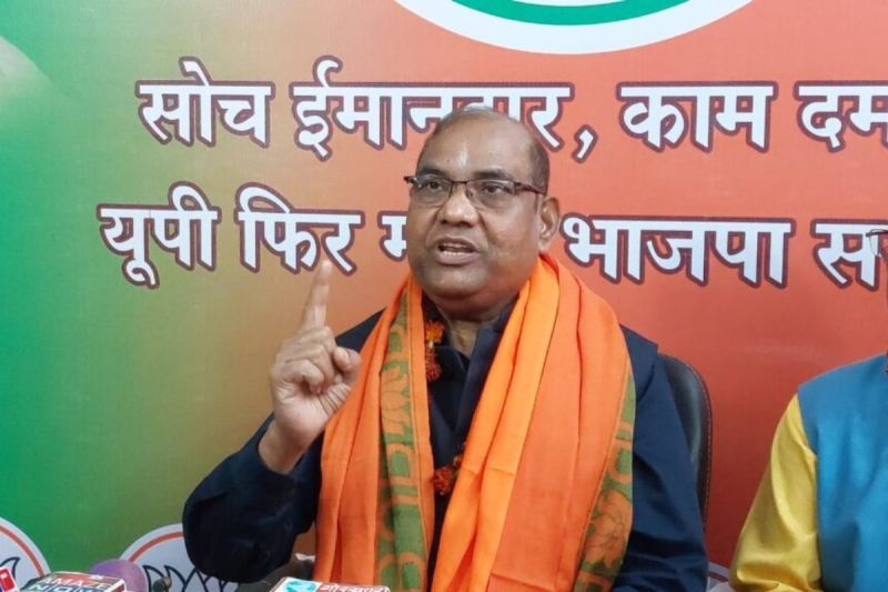 Criminals-mafia and rioters all are members of SP BJP MP Brijlal attack on Shivpal video