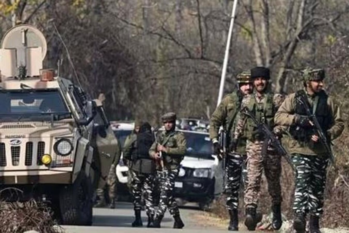 Uri Encounter: भारतीय सेना ने भीषण मुठभेड़ में मार गिराया आतंकी, उरी बार्डर पर
फायरिंग और सर्च ऑपरेशन जारी