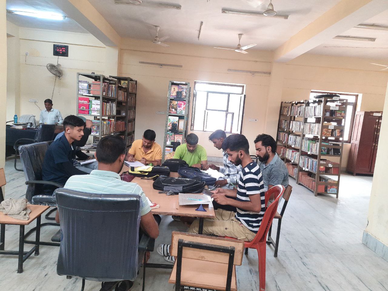 जिले के सबसे बडे़ सरकारी पुस्तकालय में अव्यवस्थाओं का आलम, पढे़ यह खबर