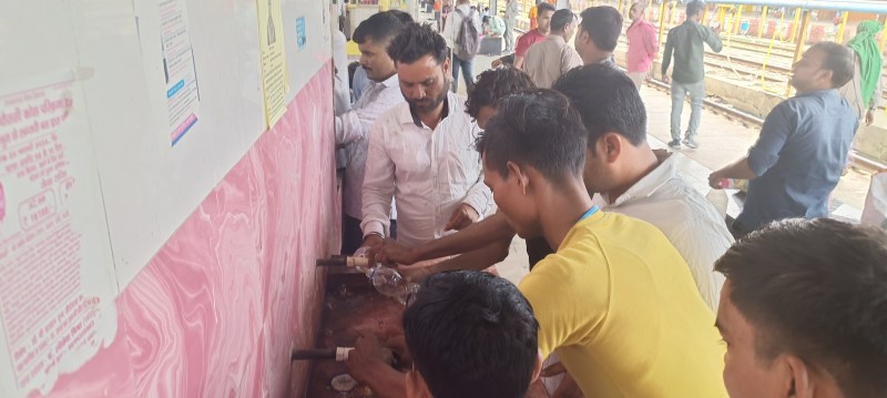 पानी भरने के लिए लगी भीड़