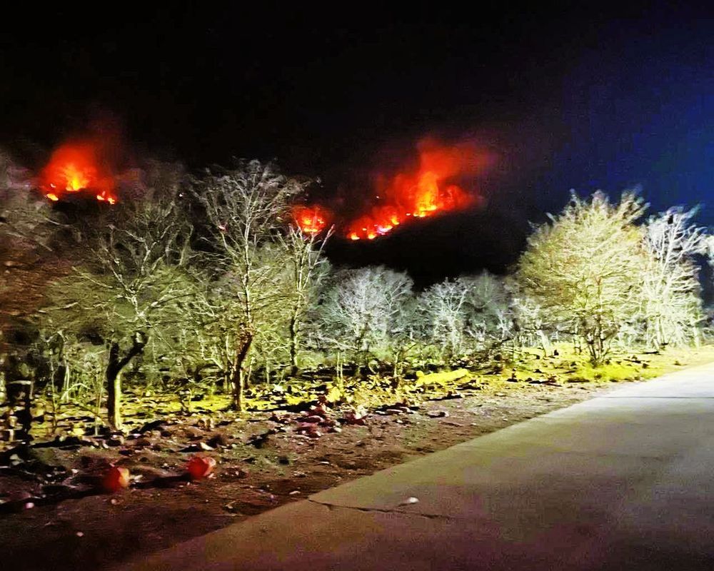 शाहाबाद के पहाड़ी क्षेत्र में फिर लगी आग, कस्बे से दिखाई दे रही लपटें