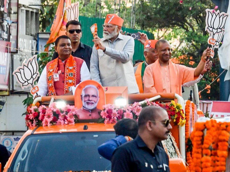 Photos: खुली जीप, भगवा टोपी और हाथ में ‘कमल’, PM Modi के रोड शो की 5 सुंदर
तस्वीरें