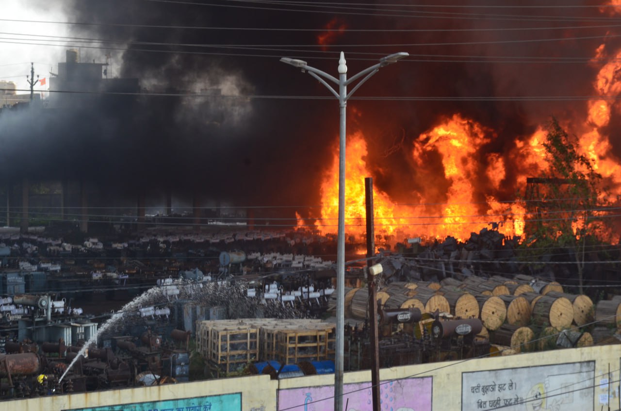 रायपुर में सीएसपीडीसीएल के ट्रांसफार्मर गोदाम में भीषण आग, बम की तरह फूटते रहे
ट्रांसफॉर्मर, फैलती लपटें देखकर दहशत में लोग भागने लगे