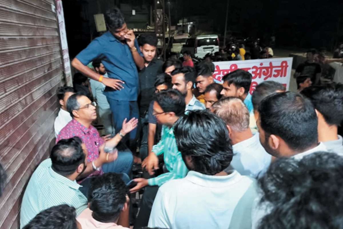 शराब की दुकान पर देर रात पहुंचे भाजपा नेता, देर रात तक खुलने पर किया हंगामा
