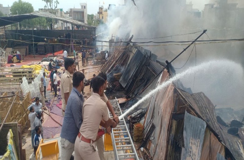 टैंट गोदाम में भीषण आग, 30 टीनशेड के कच्चे घर जले