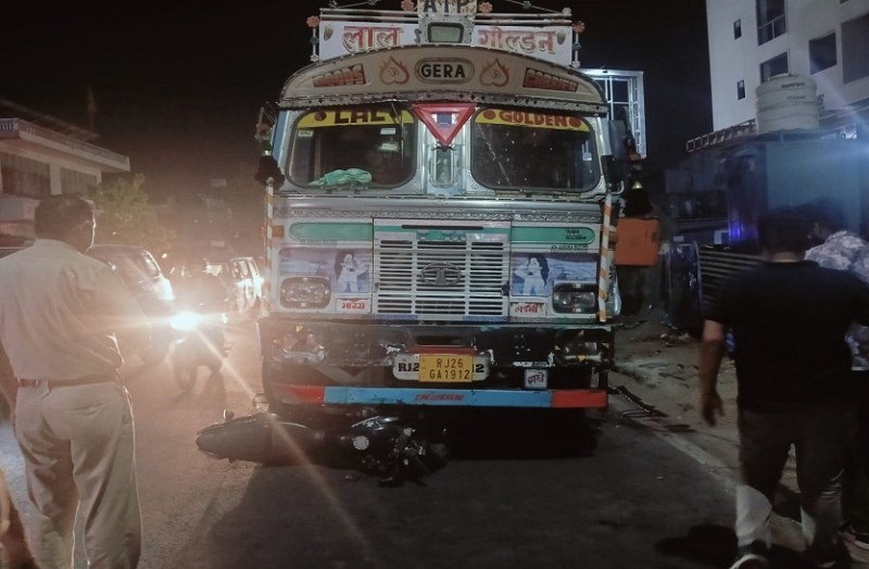 ट्रक की टक्कर से बाइक सवार दो युवकों की मौत