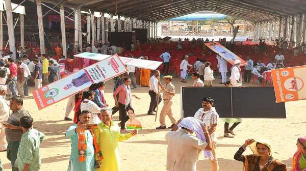  होर्डिंग्स 