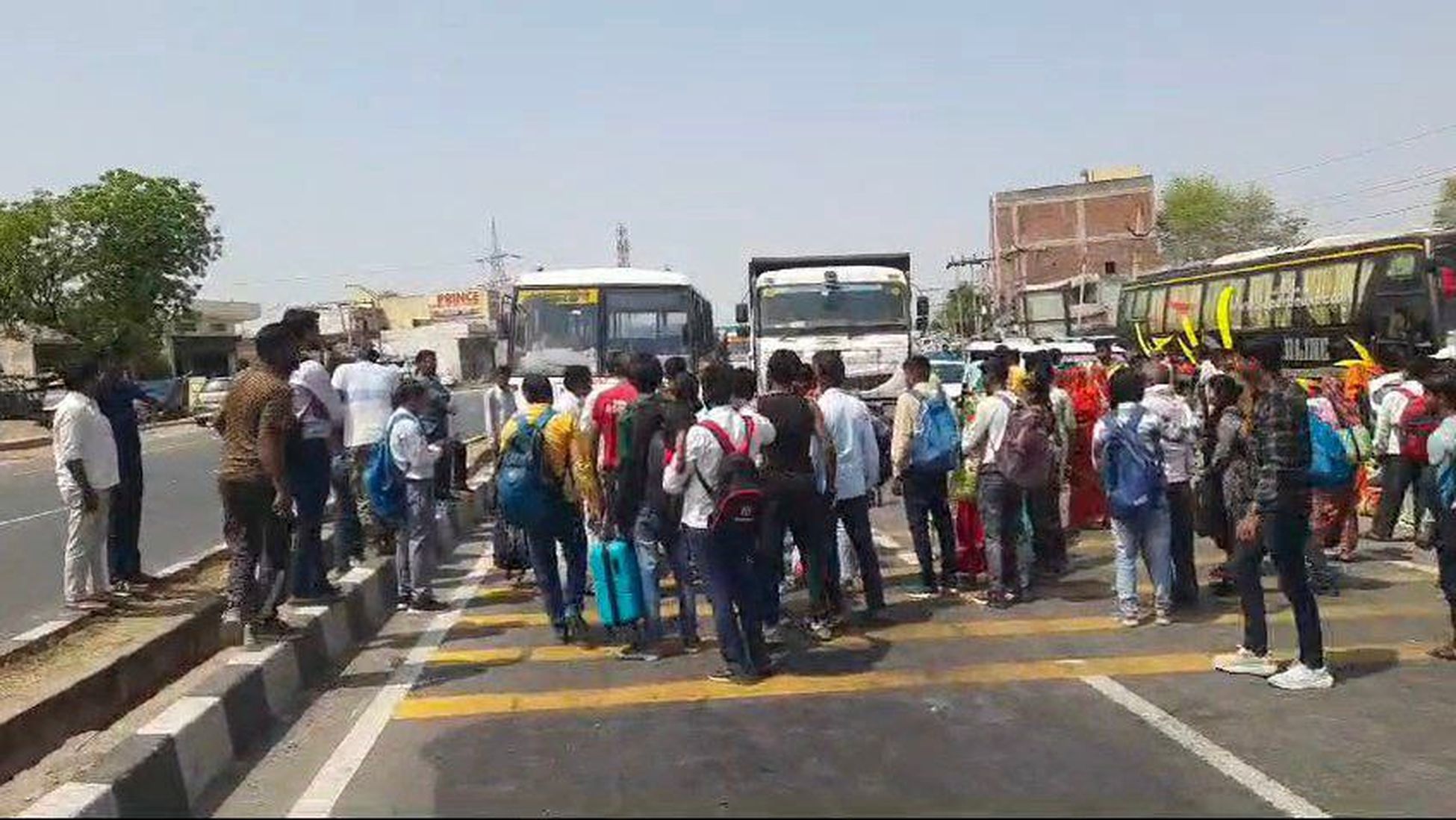 परिवहन दल ने बीच रास्ते बस का रुकवाकर किया अधिग्रहण, गुस्साए यात्रियों ने लगाया
जाम