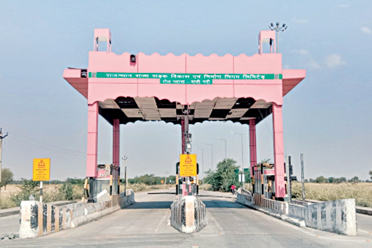 दूदू - छाण स्टेट हाइवे पर टोल टैक्स ले रहे भरपूर, सुविधाएं कोसों दूर
