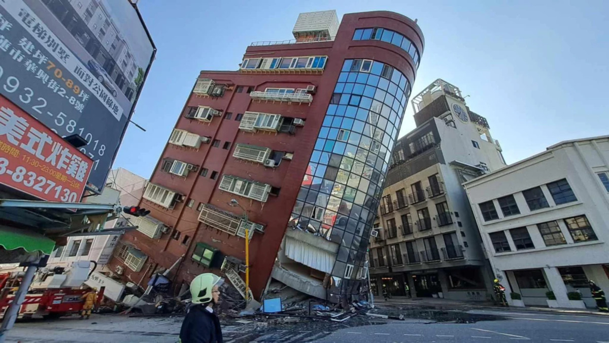 ताइवान में भूकंप से मरने वालों की संख्या हुई 13, तीन दिन बाद भी 600 से ज़्यादा
लोग अभी भी फंसे