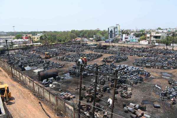 आग को लगे करीब 24 घंटे से ज्यादा समय हो चुका था। पर कई ट्रासफार्मर से धुआं निकल रहा था।