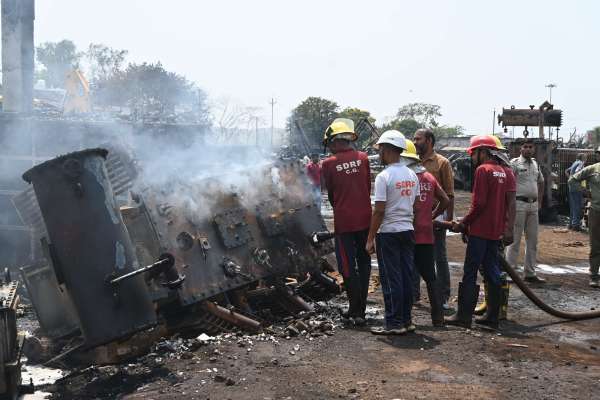 आगजनी से पीछे की बस्ती में हुए नुकसान की भरपाई भी प्रशासन द्वारा किया गया हैं।