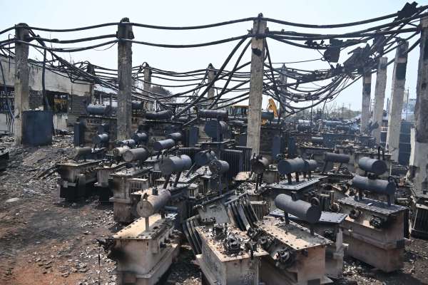 शनिवार को अग्निश्मन के कर्मचारियों का दस्ता इनको बुझाने में लगे थे।अधिकारी कर्मचारी अभी भी घटना स्थल डटे हुए थे।