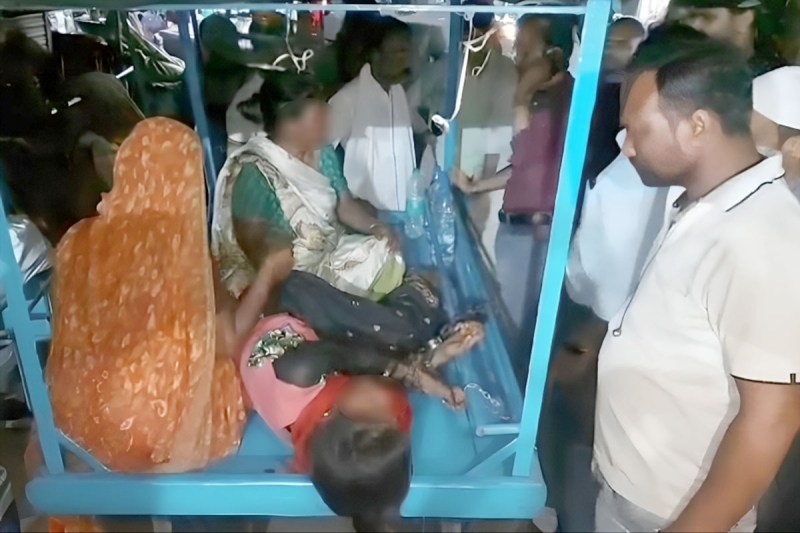 Girl tries to run away with her lover, mother ties her with chains and locks her