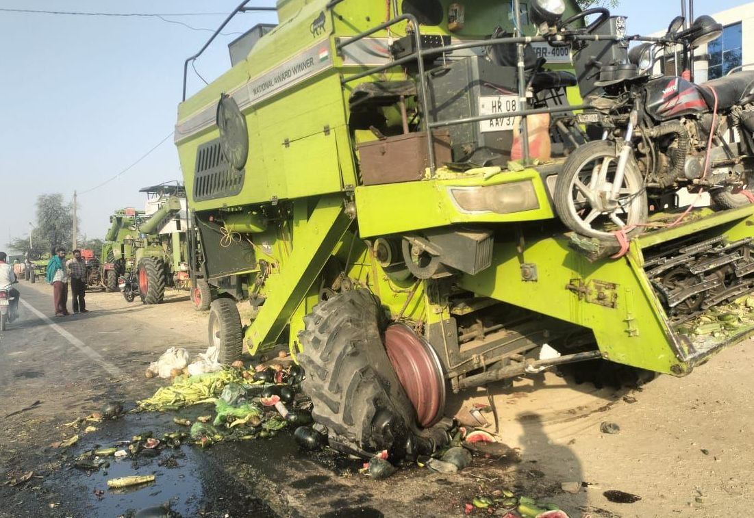 बेकाबू पिकअप सामने से आ रही कम्बाइंड मशीन में घुसी, पिकअप चालक की मौत, एक घायल