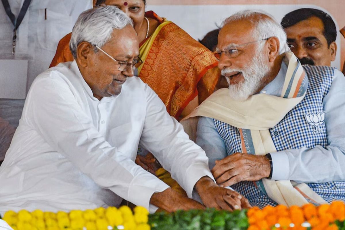  CM Nitish touched PM Modi feet on stage Tejashwi said we felt very bad
