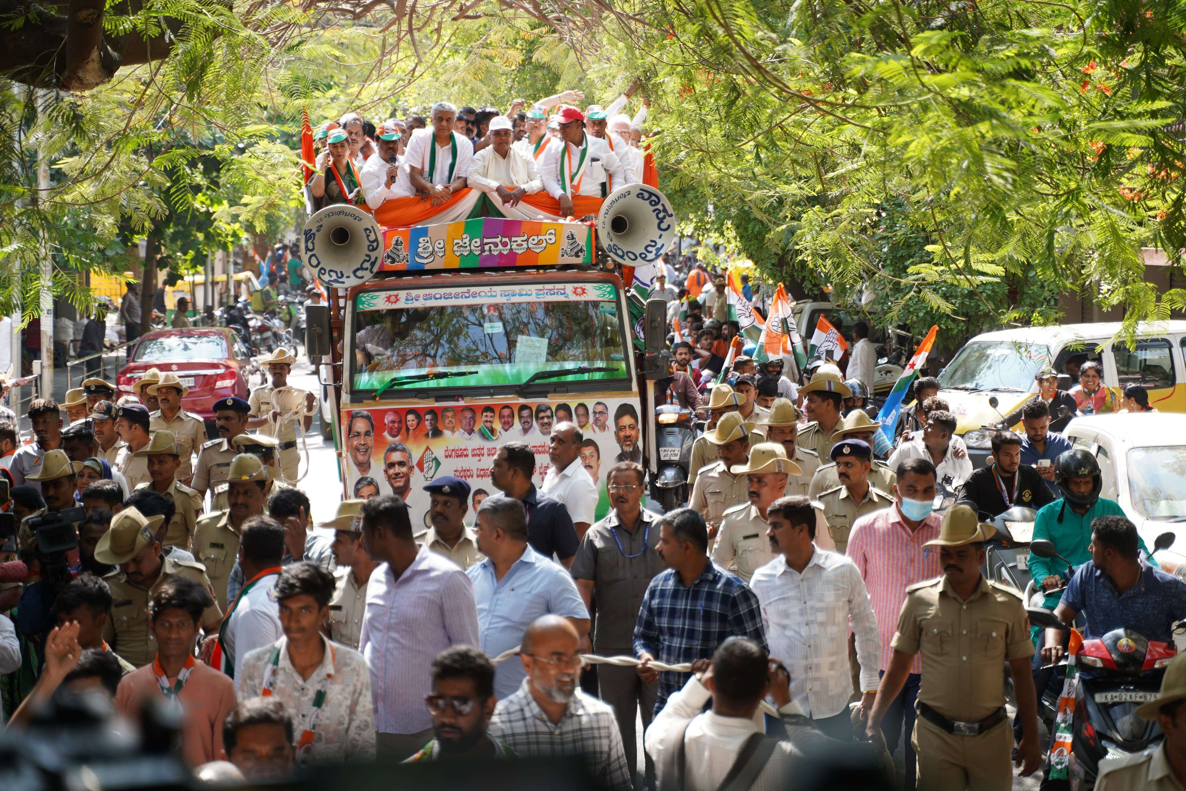 Photos: मुख्यमंत्री सिध्दरामय्या के रोड शो में उमड़ी भीड़