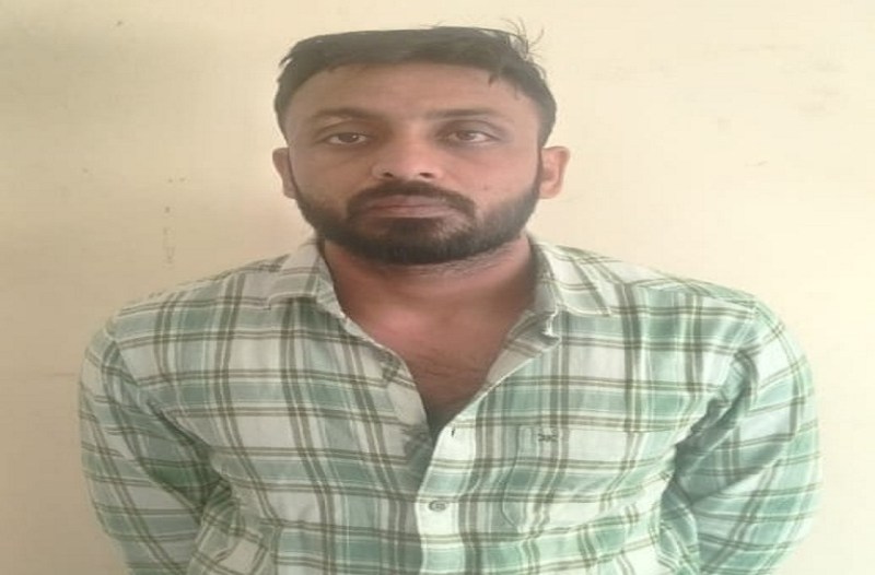 हत्या के मामले में फरार चल रहे इनामी बदमाश दो साथियों के साथ गिरफ्तार