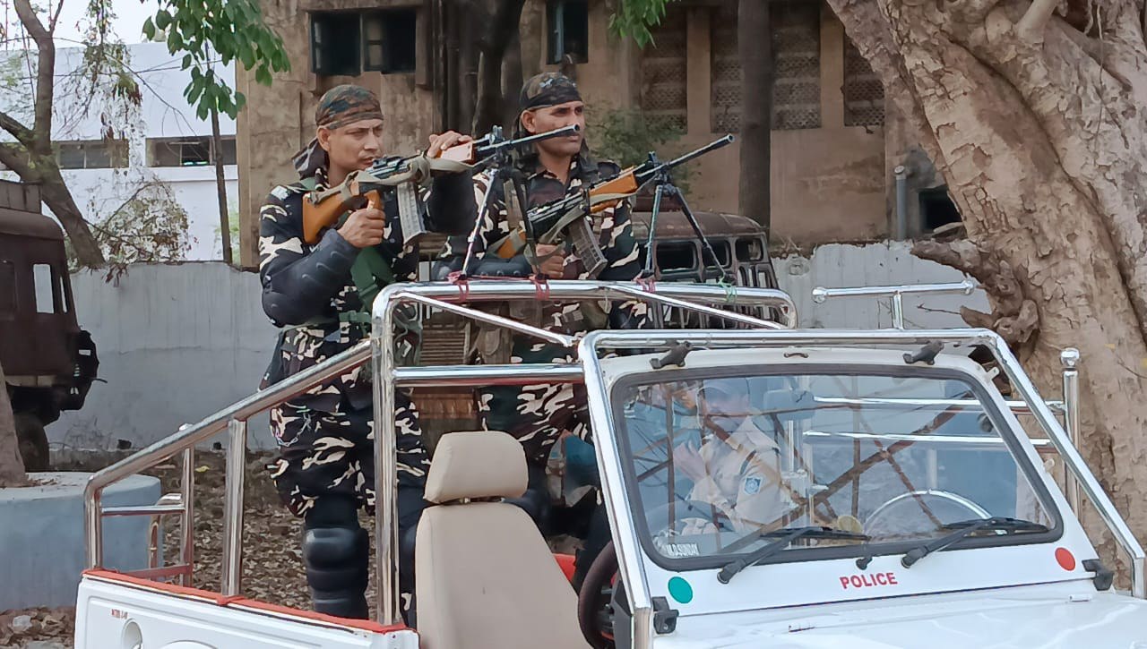 लाइट मशीन गन के साथ सशस्त्र पुलिस बल ने किया फ्लैगमार्च