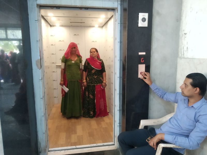 अब नहीं खींचना पड़ेगा दूसरी मंजिल तक स्ट्रेचर, मरीजों और परिजनों को मिली राहत