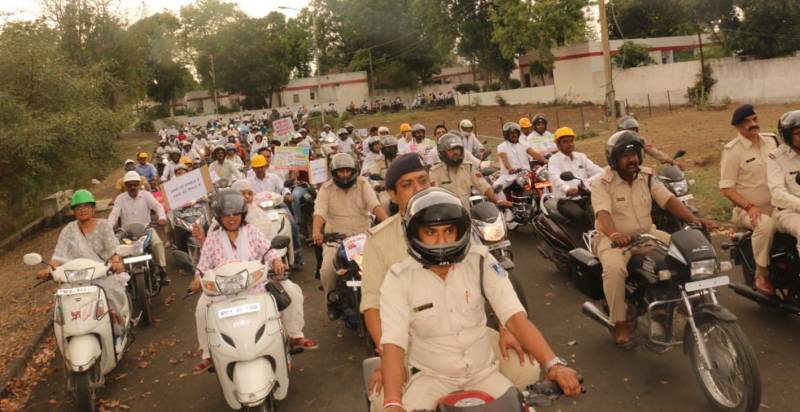 बाइक पर सवार होकर सड़क पर निकले कलेक्टर और सीइओ, मतदान का दिया संदेश